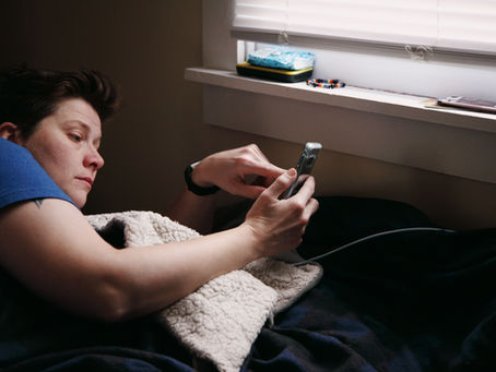A person using AT&T Fiber internet on their room.